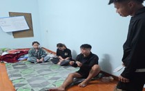 Kiểm tra khu nhà ở của nhóm "chăn dắt gái", phát hiện nhóm đối tượng dương tính ma túy