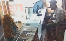 Bị tấn công bất ngờ, chủ tiệm vàng phản đòn khiến kẻ cướp kinh ngạc