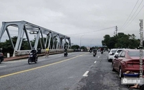 Rủi ro tiềm ẩn khi dừng, đỗ xe trên cầu để tránh mưa lũ