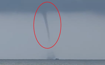 Nhìn lên trời, người dân phát hiện cảnh tượng "nổi da gà"