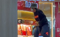 Người đàn ông cầm súng cướp số vàng trị giá 2,7 triệu đồng