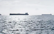 Nguyên nhân 2 con tàu chở 1,5 triệu thùng dầu thô Urals thả neo giữa biển