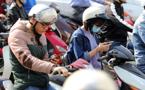 Bản tin 12/11: Dùng điện thoại khi dừng đèn đỏ sẽ không bị phạt