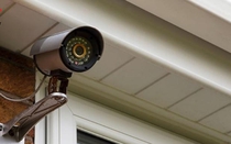 Bí mật trong ngôi nhà lắp đặt 10 camera giám sát bên ngoài