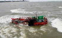 Video: Thót tim cảnh cứu 8 ngư dân trên tàu cá bị chìm tại cửa biển