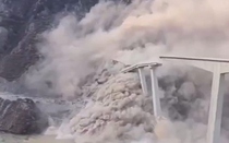 Sập cầu khổng lồ cao 172 mét sau vài tháng khánh thành