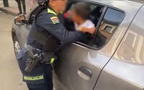 Phát hiện bé trai 2 tuổi bị nhốt trong xe ô tô trong nhiều giờ