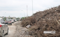 Rác thải chất đống cao ngút hai bên đường ở trung tâm đô thị Nghệ An