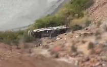 Xe buýt lao xuống vực sâu khiến 37 người tử vong thương tâm