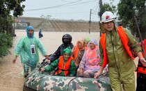 Người miền Trung dìu nhau qua cơn bão lũ