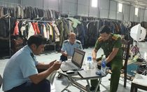 Tịch thu 20 bao tải chứa hàng nghìn quần áo cũ không rõ nguồn gốc