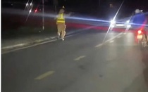 Xử lý tài xế "trốn" kiểm tra nồng độ cồn, lái xe lùi xuống ruộng