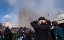 Kinh hoàng tháp cổ sập ngay giữa ban ngày trước mặt du khách