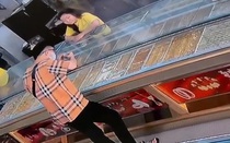 Truy tìm 2 đối tượng cướp tiệm vàng