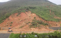 Cận cảnh điểm đứt gãy trên núi, sạt lở khiến 2 người bị thương ở Hà Tĩnh
