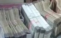 Đang đi bộ, người phụ nữ nhặt được bao tải chứa đầy tiền mặt