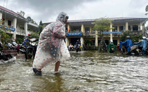 Bộ GD&ĐT hỗ trợ hàng tỷ đồng cho học sinh vùng lũ ở Huế, Đà Nẵng