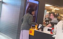 Kinh hoàng khách hàng hất cốc cà phê nóng vào người nữ quản lý