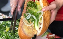 Thêm 11 ca nhập viện, có người phải hồi sức tích cực nghi do ăn bánh mì