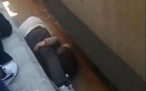 Cha nhảy xuống đường ray xe lửa để cứu con gái và cái kết