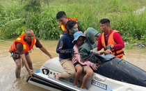 Lâm Đồng: Mưa lớn kéo dài, người dân tất tả chạy lũ