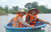 Người cao tuổi ở Lâm Đồng: "Cả đời tôi chưa bao giờ thấy ngập lụt như thế này"