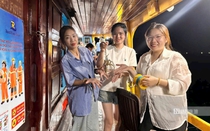Du khách thích thú trải nghiệm câu mực đêm ở đảo ngọc Phú Quốc