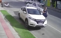 Người phụ nữ thoát chết nhờ một chiếc ô tô đang đỗ bên đường