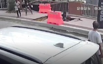 Kinh ngạc cặp đôi đang đi bộ bị "hố tử thần" nuốt chửng giữa phố