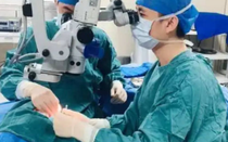 Người đàn ông suýt bị mù sau khi mở gói hàng mua online