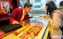 Người dân xếp hàng từ sáng đến trưa chờ mua vàng, nhà vàng cạn nguồn cung vàng nhẫn