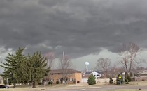 Còi báo động vang lên khi những đám mây đen dày đặc bao phủ bầu trời Illinois