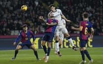 HLV Flick nổi giận khi Barca trả giá đắt cho trận thắng Osasuna 3-0