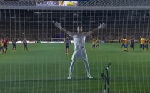 Thủ môn đối phương có hành động kỳ lạ khi Sergio Ramos sút phạt đền