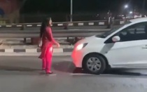 Cộng đồng mạng xôn xao clip người phụ nữ có hành động bất thường giữa đường