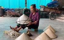 Chuyện về người cựu binh “dệt” tình yêu lên nón