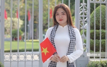 Áo dài, cờ đỏ, khăn rằn