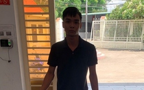 Bắt nam thanh niên cầm 2 con dao dọa chém người phụ nữ bán tôm