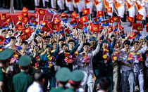 Những ngày đi giữa cờ hoa rực rỡ