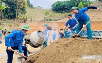 Cõng vật liệu lên đồi núi, chung tay giúp đỡ các hộ nghèo xóa nhà tạm bợ