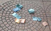 Đi vứt rác, người đàn ông sốc nặng khi phát hiện tiền mặt rơi rải rác khắp đường