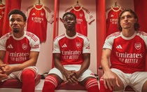 Arsenal ra mắt mẫu áo đấu sân nhà mới với thông điệp đặc biệt