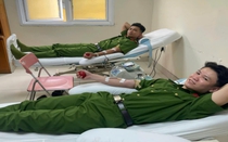 3 chiến sĩ cảnh sát hiến máu cứu sống nữ bệnh nhân qua cơn nguy kịch