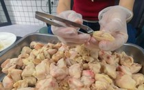 Chủ quán ăn kiếm 700 triệu/tháng nhờ livestream nhổ lông phao câu gà