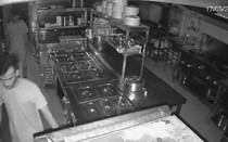 Đột nhập cửa hàng bánh kẹo, 2 tên trộm có hành động khiến nhiều người sốc nặng
