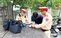 Một giờ chốt chặn gần trường học, phát hiện hàng loạt học sinh lái xe máy vi phạm
