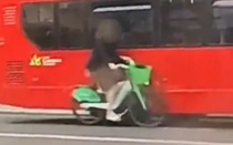 Kinh hoàng người đi xe đạp đâm vào xe buýt, bị hất văng khỏi tay lái