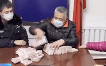 Bé trai nhặt được túi vải chứa 941 triệu đồng tiền mặt và cái kết
