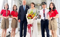 Tổng thống Litva đến Hà Nội trên chuyên cơ Vietjet