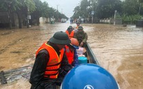 Video: Thị trấn vùng biên Quảng Trị ngập diện rộng, biên phòng cùng dân "chạy đua" di chuyển tài sản